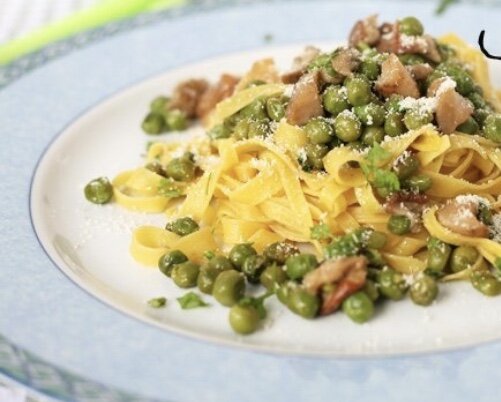 Tagliatelle с горошком и грибами