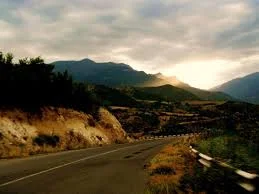 Освобождённые города радуют одних и огорчают других. Но я верю, что возврат этих городов и сёл, которые в основном пустовали (будем в этом откровенны), только на первый взгляд будет победой для Азербайджана и поражением для Армении. Только освобождение этих земель от вооружённого противостояния принесёт спокойствие для обоих народов, матери перестанут бояться отправки сына в пограничную зону во время службы в армии. Если каким-то образом эту войну остановят до окончательного разрешения, конфликт не закончится, и будет повторяться снова и снова. Это можно было понять за 30 лет. Азербайджанцы с этим не смирятся. В истории много примеров того, что тлеющие конфликты нужны только политикам и бизнесменам. Освобождение Карабаха для Азербайджана - необходимая победа, а для Армении - освобождение от тяжести, которая не давала народу жить нормально, с открытыми границами, свободной торговлей. Что касается карабахцев армянского происхождения, то любую завершившуюся войну венчают договорённости о мире. Соответственно исчезают запреты въезда и выезда. И в отличие от их братьев по несчастью азербайджанцев, им не придётся 30 лет ждать, чтобы увидеть родные места. Во время замороженного конфликта люди гибли, единично, но постоянно, а это чьи-то сыновья и братья. Как бы цинично не показалось, но больной зуб вырвать придётся, чтобы жить дальше качественно. Единственное желание, чтобы как можно меньше до конца войны погибло ребят с обеих сторон. Чтобы и азербайджанцы, и армяне вернулись к своим семьям с тем, чтобы никогда больше не возвращались к этой теме. 