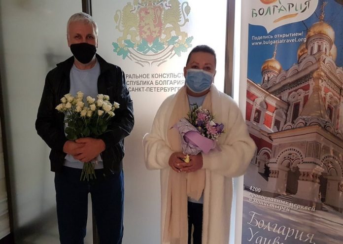 Дождалась пока волосы немного отрастут и опять вышла замуж0