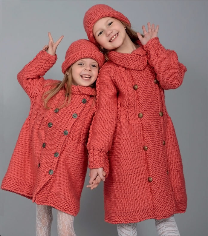 Розовое вязаное теплое пальто для девочки