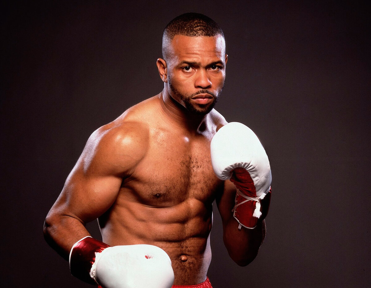 Рой Леве́ста Джонс-мла́дший-американский боксёр-профессионал. Серебряный призёр Олимпийских игр 1988 года. Абсолютный чемпион мира в полутяжёлой весовой категории.