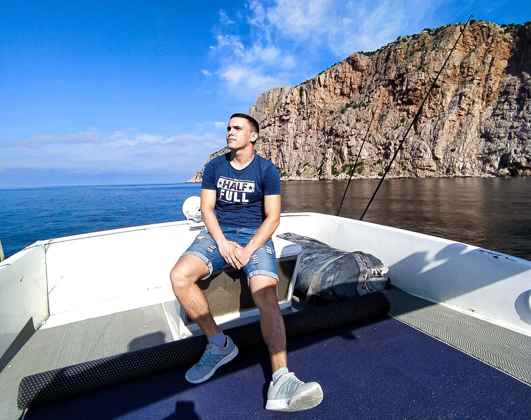 Отдыхаю на яхте в окрестностях Балаклавы :)