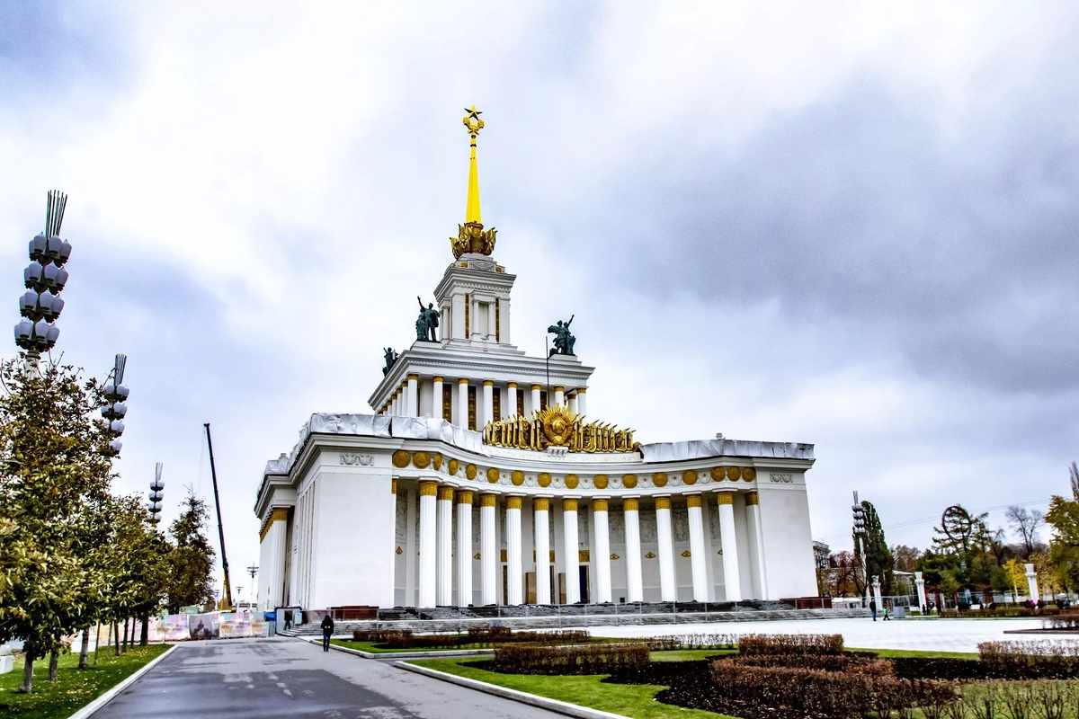 Выставка достижений на вднх. Щуко главный павильон ВДНХ. Сталинский Ампир ВДНХ. Главный павильон ВДНХ Ампир. Выставочный комплекс павильон ВДНХ