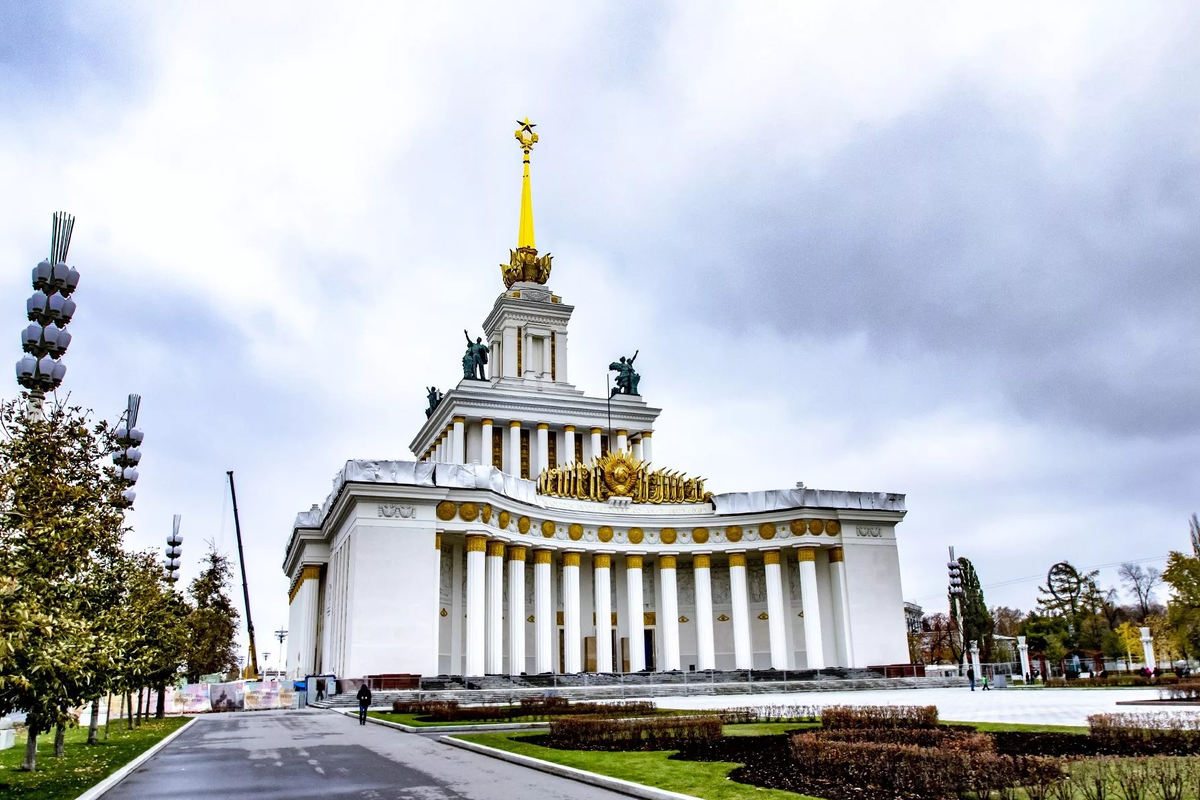 Выставка достижений на вднх. Щуко главный павильон ВДНХ. Сталинский Ампир ВДНХ. Главный павильон ВДНХ Ампир. Выставочный комплекс павильон ВДНХ.