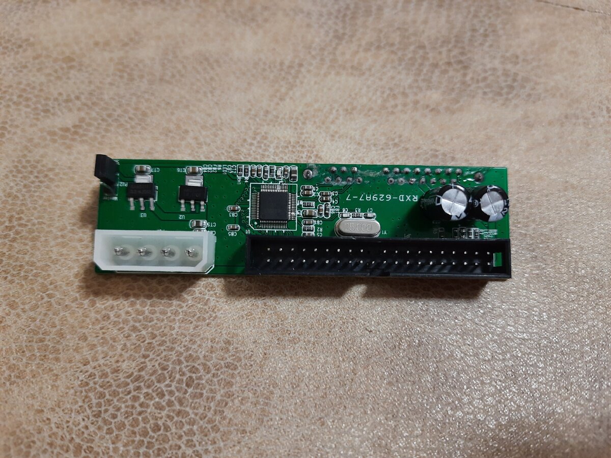 Так как на моей плате нет разъёма SATA пришлось цеплять жесткий диск через переходник. На одной стороне разъём IDE для передачи информации и Molex разъём для подключения питания.