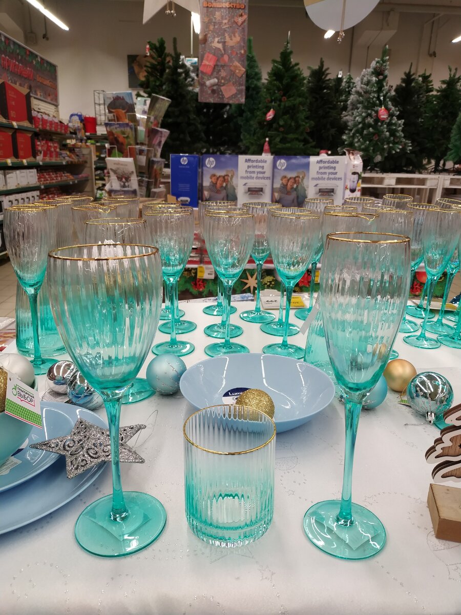 Вот такую красоту видела недавно в магазине. Чудесные! Но по цене дорого. И мы в режиме экономии. Зачем нам ещё комплект бокалов, если классические прекрасно справляются со своей ролью? Поэтому повздыхала и пошла дальше 😋