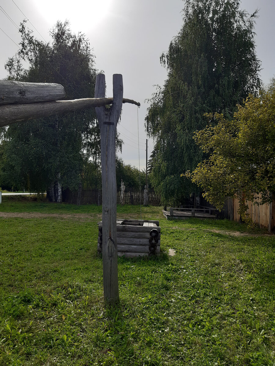 Кстати летом заехали как то в музей крестьянского быта под открытым небом. Так там тоже колодец такой был. А вот важнейшей детали -карабина , который крепится к ведру, не было. Просто цепь замотана и замочек. Как нибудь проезжать мимо буду - подарю с удовольствием.  