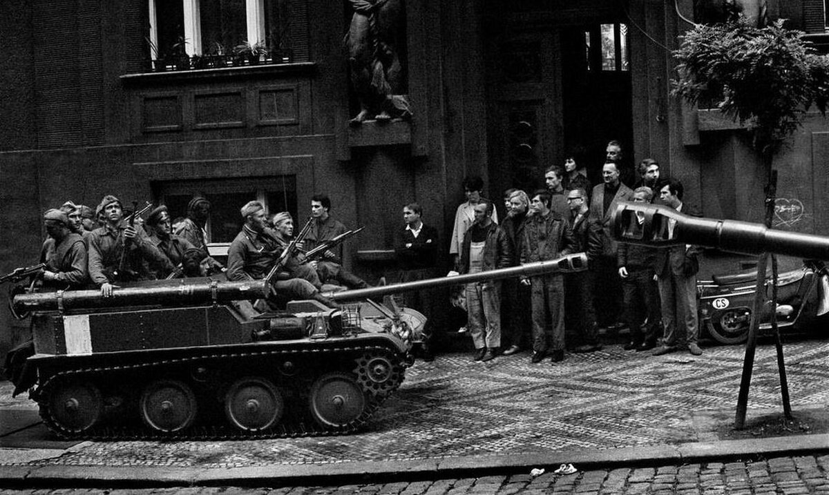 Гдр и болгария. Советские войска в Праге Чехословакия 1968. Танки в Праге 1968. Прага август 1968. Советские танки в Праге 1968.