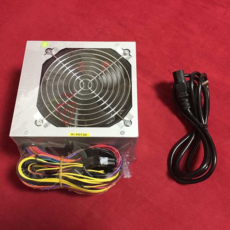 
Непосредственная задача компьютерного блока — правильно преобразовывать приходящий переменный ток 220 Вольт в три разных постоянных напряжения. Это поможет существенно снизить нагрузку на материнскую плату, а также её отдельные комплектующие. Кроме того, устройство способно стабилизировать периодические скачки нагрузки на видеокарту, а без него деталь запросто выйдет из строя.Качественное приспособление способно наладить стабильность работы, поддерживая всегда одинаковое напряжение. В блоке питания установлен мощный вентилятор, который способствует оперативному охлаждению воздуха в камере системного блока ПК. От показателей питающего приспособления зависит, сможет ли компьютер справится с нагрузкой, которая зачастую оказывается на операционную систему вследствие загрузки всех деталей.Внешний вид и размеры прибора никак не влияют на его работоспособность.
Устройство и принцип действия
Ваш компьютер тоже подключается напрямую к электросети? Зачастую это именно так, соответственно, устройство подвергается риску перегорания. Чтобы снизить эту вероятность до минимума целесообразно покупать качественный блок питания. Но для понимания главных целей этого механизма, целесообразно изучить его составляющие.Входной фильтр. Это механизм, принимающий ток электрической сети с показателем 220 В и преобразующий его в оптимальный для операционной системы. На данном этапе происходит снижение пульсаций и устранение приходящих помех.
Импульсный трансформатор способствует разделению большой силы переменного тока на несколько небольших постоянных. Именно за счёт этого комплектующего напряжение 220 В снижается в разы.
Инвертор напряжения повышает сетевую частотность с 50 Гц до сотен кГц, что позволяет сохранить мощность и размер установки.
Дежурный трансформатор и контроллер, который управляет способностью блока питания запускаться автоматически при каждом включении компьютера.
Выпрямитель сигнала переменного тока предназначен для сглаживания пульсации.
Групповой стабилизатор. Такой механизм присутствует не во всех моделях БП (блоков питания), а только в более дорогих.
Сигнальные узлы запускают схему, контролирующую и пропускающую напряжение к материнской плате системного блока.
Встроенный вентилятор, диаметром 120 мм. Он способствует активному охлаждению всего блока.
Более подробное расположение деталей в компьютерном запитывающем устройстве смотрите на схеме в инструкции к приспособлению.Модели, которые предусматривают возможность отключения жгутов от неработающих устройств, считаются одними из престижнейших среди аналогов. В эру флеш-накопителей практически никто не пользуется DWD-ромом, поэтому его разрешено отключить от питания.Разновидности блоков питания для компьютера
Практически каждый системный блок питания для ПК отличается своими конструктивными особенностями друг от друга. На данном этапе целесообразно выделить несколько видов и рассмотреть особенности их функционирования.модульные механизмы — это устройства, которые дают возможность не запитывать детали системного блока, если они не используются;
механизмы с пассивным охлаждением. Такие устройства не имеют встроенного вентилятора, однако неплохо справляются со своими задачами. Данные варианты отличаются работой с низким уровнем шума;
полупассивные механизмы. Такие предусматривают наличие мощного и габаритного охлаждающего вентилятора, в дополнение к которому идёт управляющий контроллер.
Давайте разберёмся в некоторых технологических особенностях существующих механизмов. В производстве электропитающих блоков присутствует понятие форм-фактор. Это означает то, что некоторые детали механизма взаимозаменяемы. В случае если они выйдут из строя, можно использовать аналогичные, например, от другой модели.Качественные и дорогостоящие модели блоков питания не создают лишнего шума и треска.
В декабре прошедшего года торговая марка Intel выпустила новую версию материнской платы, которая относится к семейству microATX. Для таких системных деталей предусматривается и индивидуально изготовленный блок питания типа Small Form Factor.Критерии выбора блока питания для компьютера
Перед покупкой стоит подумать, какой из БП для ПК лучше приобрести, ведь некачественное устройство с поломкой конкретных деталей может «потянуть» за собой подключенные комплектующие самого системного блока. Это может стать причиной возгорания и, как следствие, выхода компьютера из строя. Поэтому давайте обратим внимание на это, чтобы не столкнуться с похожей проблемой.Выбирайте модель блока питания с качественным корпусом и надёжными крепежами.
Учитывайте мощность и форм-фактор
В первую очередь пользователь без опыта должен обращать внимание на то, какой форм-фактор имеет блок питания. Важно, чтобы он помещался в системный блок ПК. Чтобы это выяснить, стоит отметить несколько разновидностей электропитающих приборов в зависимости от их размера:ATX — такой вариант максимально подходит под стандартные системники, соответственно, подходит для использования на домашнем ПК;
SFX — этот вариант поместится в небольшие системные блоки, которые считаются усовершенствованными и выпускаются в наше время. Зачастую похожие варианты выбираются для детских компьютеров или офисных машин;
TFX — модель предназначена для дескоптных системников. Они имеют узкие размеры, соответственно, стандартный блок питания к ним не подходит;
FLEX — предназначена также для нестандартно малогабаритных системных блоков. Обычно в таких корпусах ниша под адаптер заужена, поэтому и устройство питания должно быть соответствующим.
Что можно сказать о мощности? В первую очередь её необходимо определить у системного блока. Для этого рекомендуется изучить обзор каждой комплектующей и узнать соответствующий показатель потребления. Как вариант: зайдите на официальный сайт производителя деталей машины и сложите показатели каждого. Полученная сумма и будет иметь общую мощность, по которой и следует покупать БП.Требуемую мощность блока питания можно рассчитывать автоматически специальными сервисами.
Существует способ попроще – подойдёт больше для любителей, которые всерьёз никогда не занимались компьютерами. Всё, что вам нужно делать, это определить мощность материнской платы и видеокарты. Как правило, остальные детали потребляют мизерную часть электроэнергии. На основании полученной суммы необходимо покупать блок питания. Тем не менее, стоит выбирать модель, которая имеет некоторый запас мощности, чтобы устройство не находилось постоянно в нагрузке. Рассмотрим, как варьируется этот показатель на современных модификациях БП.Маломощные — от 200 до 400 Вт.
Средней мощности — от 400 до 600 Вт.
Высокой мощности — от 650 и выше.
Модели блоков питания, которые имеют показатель 650 Вт и более, устанавливают на игровые компьютеры, поэтому для домашнего или рабочего системного блока тратить большие деньги не рационально.Разъёмы для питания материнской платы и видеокарты
Когда с мощностью закончили и присмотрели подходящий вариант питающего приспособления, важно определить достаточным ли количеством разъёмов обладает блок питания. Стандартно нужны выходы под питание видеокарты и материнской платы. Также адаптер подключается к жёстким дискам и, если есть, дополнительные SATA накопители.Оседающая пыль на вентиляторе блока питания небезопасна: она может вызвать перегрев блока, а также вывести его из строя.
К примеру, у пользователя имеется многопроцессорный ПК, соответственно, к нему больше подойдёт блок БП с двумя коннекторами 8 pin. Для мощных системников с несколькими видеокартами важно иметь БП с разъёмами 6+2 pin. Для запаса необходимо, чтобы устройство оснащалось, как минимум четырьмя разъёмами для SATA.К СВЕДЕНИЮ!Обязательно обращайте внимание на длину провода ATX24 и CPU – их должно хватать до каждой детали. Варианты с показателем длины менее 65 см не всегда подходят. Это ещё зависит от размера самого корпуса системного блока.Интерфейс подключения внутренних накопителей и периферийных устройств
В качестве дополнения следует сказать о таких разъёмах как SATA – они в новых моделях блоков питания имеют совершенно иной интерфейс и внешний вид провода. Ранее вместо такой комплектации применялся интерфейс IDE, что не всегда было удобно при коммутации различных деталей системника.SATA — это и есть интерфейс блока питания, который выполнен в виде нового разъёма для подключения.
По внешнему виду разъёмы IDE и SATA существенно отличаются, соответственно, первые имеют некоторые минусы относительно вторых.SATA работает в несколько раз быстрее, чем IDE.
Провод IDE намного шире обновленного, поэтому занимает много места и к новым типам винчестеров уже не подходит (если только у вас модель не имеет два типа соединений).
Копирование информации или перенос крупных данных выполняется оперативнее на SATA.
Отталкиваясь от предложенных факторов, стоит отметить, что даже для рабочих компьютеров необходимо выбирать модели с интерфейсом разъёмов SATA.Дополнительные особенности компьютерных блоков питания
Исходя из того, что все действующие детали системы ПК нуждаются в питании, необходимо выяснить его показатель КПД. Определимся для начала, что представляет собой коэффициент полезного действия: это общее количество энергии, которое необходимо для полезной работоспособности компьютера; как правило, её остатки превращаются в тепло.Все устройства оснащаются специальным сертификатом, на котором указывается данный показатель.Тип устройстваНапряжение в электросети 220 VПроцент нагрузки, %10205010080 PLUS Bronze -81858180 PLUS SILVER-85898580 PLUS PLATINUM-90949180 PLUS GOLD-889288Подключая разъёмы к деталям системного блока, главное не перепутать их, поэтому нужно следить за маркировкой.
Хороший уровень КПД отличается несколькими преимуществами:чем лучше показатель КПД, тем эффективнее расходуется электроэнергия независимо от мощности блока питания;
имеет минимальный показатель нагрева, соответственно, охлаждение и рассеивание тепла происходит быстрее;
длительный срок службы;
минимальный уровень шума, так как устройство не работает в полную нагрузку;
качественное питание для всех комплектующих без существенных погрешностей.
Новые модели устройств имеют встроенный активатор типа Active Power Factor Correction, который распространяется на усовершенствование КПД и правильное питание ПК в целом.Если в блоке питания установлена подсветка, она никакого результата не даёт, кроме эстетического.
Защитные опции компьютерных блоков питания
Не менее важно иметь надёжный блок питания, а именно такой, который после небольших сбоев в работе продолжит действие в штатном режиме. Чтобы обзавестись таким прибором, вам необходимо убедится в наличии на нём защитных опций. О чём идет речь, смотрим далее.Защита от перепадов напряжения. Это очень полезная функция, главным действующим элементом которой является стабилизатор: он способен уберечь блок питания от сгорания.
Защита от электрической перегрузки. Сила тока, передаваемая от сети к блоку питания, имеет превышенную величину, поэтому разветвляется на оптимальное количество Вольт для стабильной работы ПК. При правильно установленной защите происходит её срабатывание, как только сила тока в блоке достигнет 20-25 А.
Защита от короткого замыкания. Для этого в БП устанавливается специальная схема SCP, которая уже несколько десятков лет рекомендует себя как качественный и долговечный механизм. База этой схемы — пара транзисторов.
Защита от перегрева. Неотъемлемая функция практически каждого блока. ОТР выполняет защитное отключение в тот момент, когда температура платы достигнет предельного значения.
Защита по питанию. Опциональный вид защиты OPP или OPL — он реализуется при помощи специально установленного контроллера. Система предназначена для осуществления контроля за приходящим током. В случае, если превышается допустимый порог, блок питания отключает весь системный блок.
Если в БП имеется целый комплекс систем, которые осуществляют свою работу на качественном уровне, то подобные модели прослужат длительное время.Некоторые блоки оснащены специальным крепежом для фиксации в корпусе ПК.
Как устроена система охлаждения блоков питания
Всего имеется три зоны отвода горячего воздуха. Осуществляется процесс охлаждения тремя вентиляторами, которые размещаются у центрального процессора, видеокарты и на самом блоке питания. Одним из распространенных способов охладить блок питания для ПК является внедрение кулера диаметром 80 мм. После того как блок запускается, вентилятор начинает свою работу и распределяется внутри компьютера, отдавая охлаждённый поток воздуха требовательным зонам. Именно таким образом работают приборы АТХ12Vи СFХ12V.Если взять, к примеру, модель STX12V, то здесь всё устроено несколько иначе: здесь устанавливаются вентиляторы, не превышающие в диаметре 60 мм. Как правило, это одни из дорогих моделей, которые имеют возможность настраивать скорость движения ротора вентиляторов.Блоки, которые не оснащены вентилятором, имеют другой тип охлаждения.
Некоторые модели БП регулируют скорость автоматически только с того момента, как на процессор даётся повышенная нагрузка. За счёт наличия терморегулятора скорость вращения кулера начинает варьироваться от 1000 до 3000 об/мин.Большое значение в охлаждении имеет тип решётки вентилятора. Наиболее актуальной считается изготовленная из проволочной стали с небольшим сечением. Эта конструкция быстрее передает поток воздуха внутрь системного блока.Лучшие производители блоков питания и популярные модели
Несомненно, лучше отдавать предпочтение известным производителям, которые предлагают взамен достойное качество и хорошую работоспособность. Поэтому редакция Tehno.guru предлагает обратить внимание на несколько моделей ниже.ACCORD ACC-450-12 450W — блок питания с простым способом установки
Классические модели подходят для большинства компьютеров со стандартными рабочими параметрами.
Подбирая блок питания для домашнего или офисного ПК со стандартными параметрами, следует отметить заявленную модель как одну из лучших, простых, без серьёзных наворотов. Установка имеет один традиционный вентилятор диаметром 120 мм. Соответственно, подойдёт только для системных блоков привычных параметров.