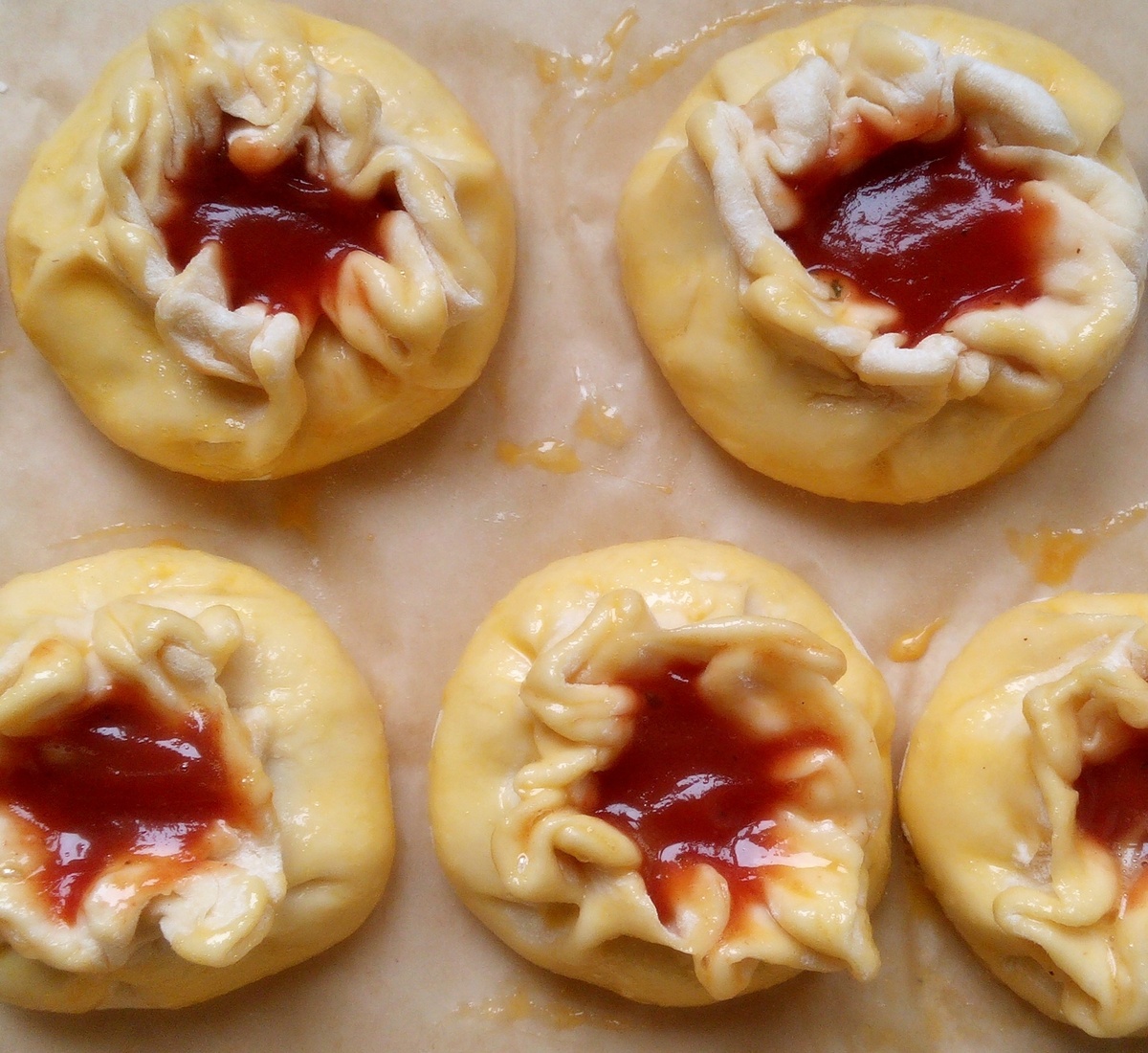               Пирожки ждут запекания