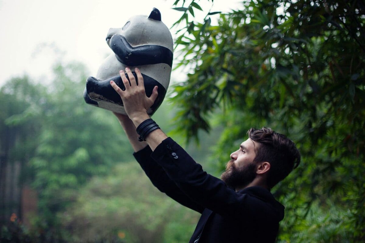 Илья Крейдун и «панда-Симба» из заповедника панд в Чэнду