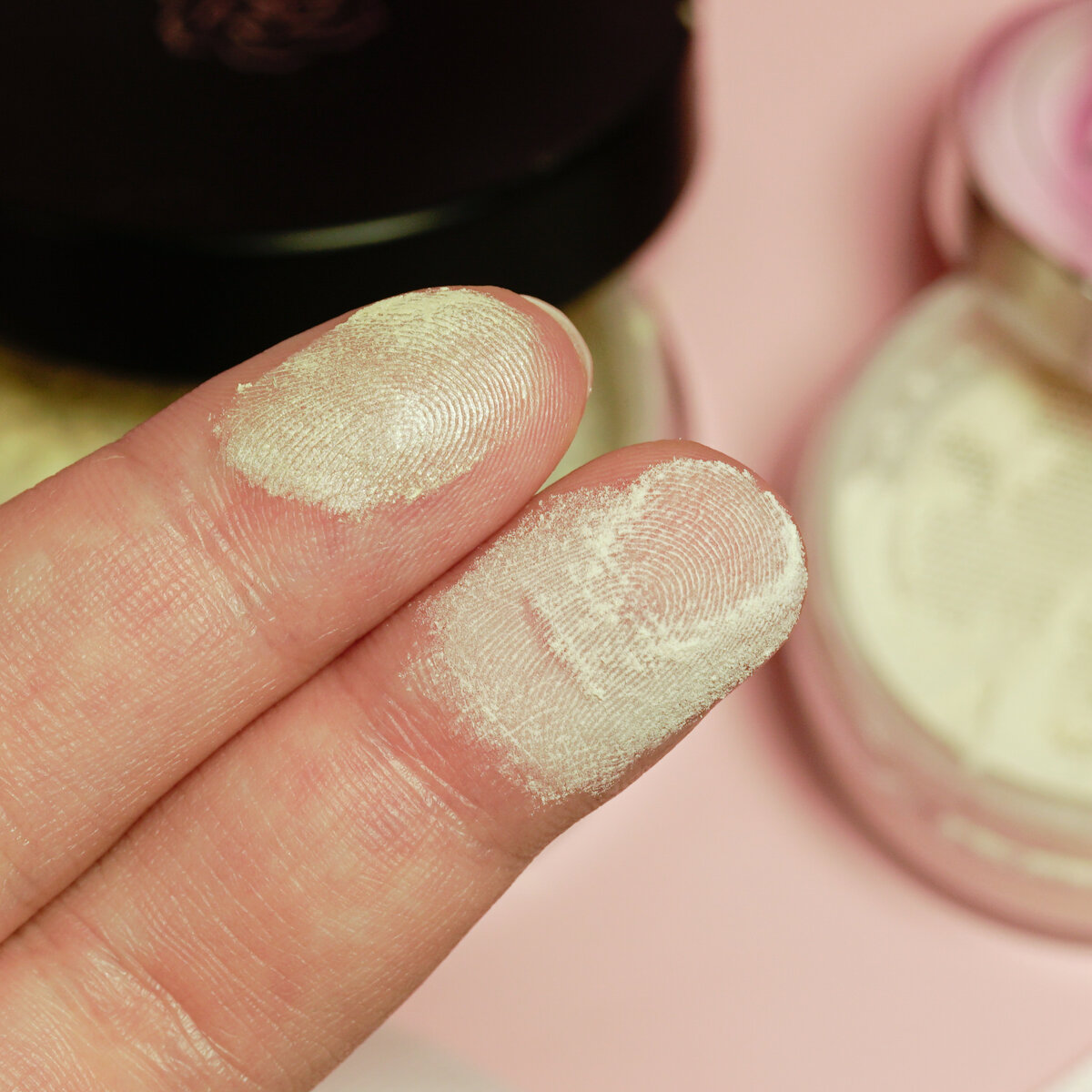 Сверху Kristall Minerals Пудра рассыпчатая сатиновая N1 Нейтральный оттенок и снизу Becca Hydra mist, у нее нет оттенка, пудра бесцветная при растушевке. 