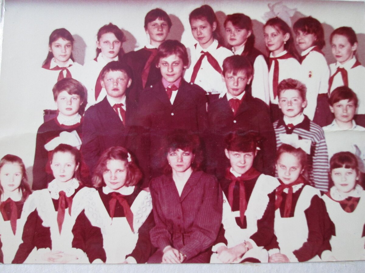 Парадная форма у девочек в первом ряду, пионерская - в третьем.