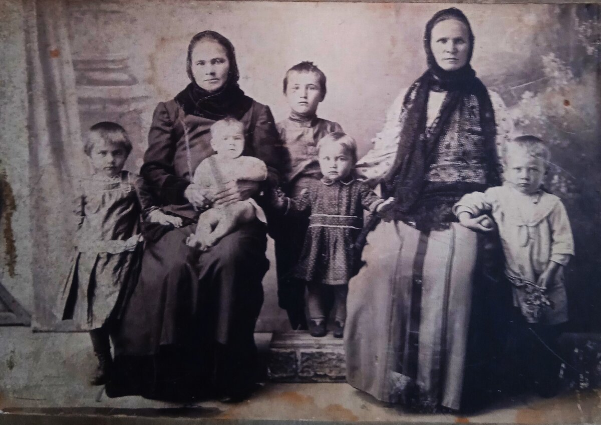 Фото из архива автора. Тётя Валя справа. 