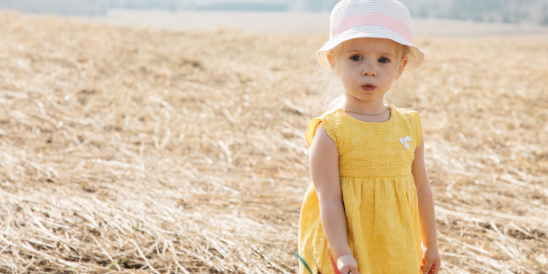 Не забывайте летом про головные уборы, чтобы уберечь ребенка от солнечного и теплового удара