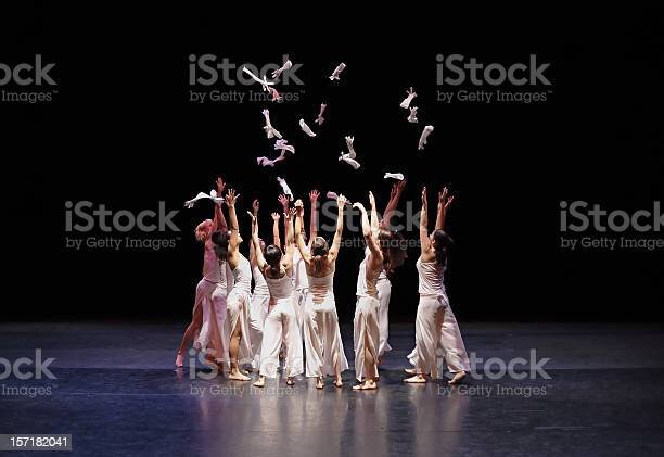 https://media.istockphoto.com/photos/contemporary-dance-picture-id157182041?s=612x612