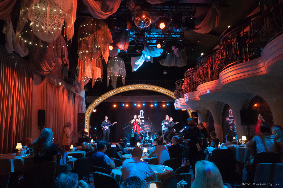 Зал "Клуб" ресторана “Magnus Locus” во время концерта Карины Милициной и её бэнда 15 июня 2021 года