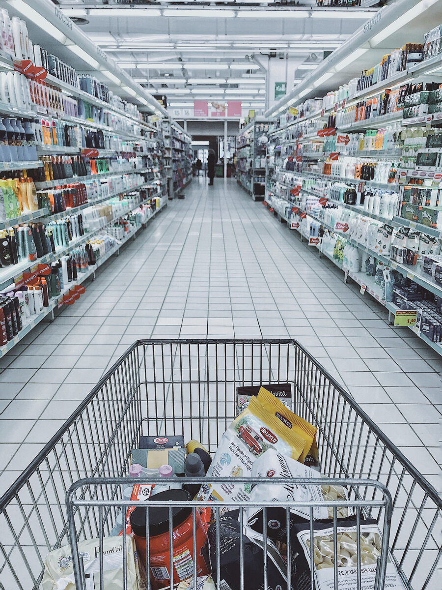 Изобилие товаров на полках продуктовых магазинов. Фото автора Oleg Magni: Pexels