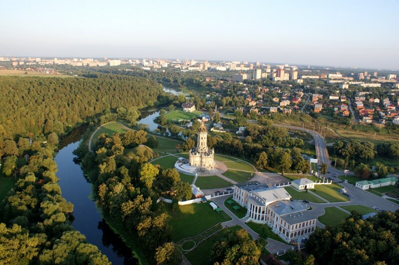 Усадьба расположена практически на окраине Подольска. Фото: dubrovitsy-hram.ru