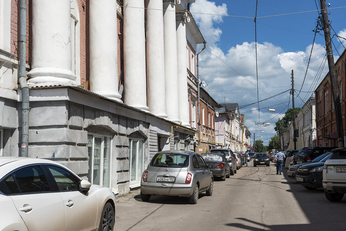 Кожевенная улица нижний новгород. Кожевенная улица Нижний Новгород фото. Кожевенная линия дом с колоннами. Кожевенная улица дом 12.