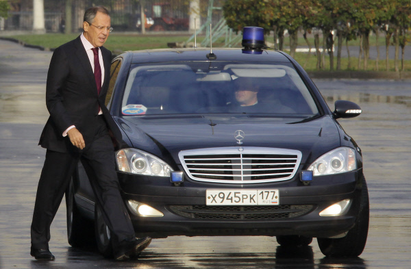 Мид авто. W220 ФСО. Мерседес 220 ФСО. Сергей Лавров в машине. Сергей Лавров кортеж.