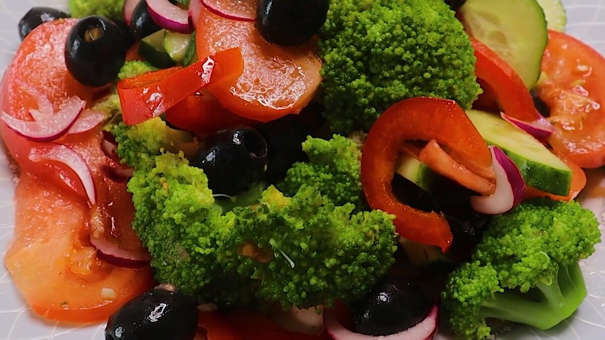 Предлагаю Вам очень вкусный, полезный, богатый витаминами овощной салат с брокколи и помидорами и  что самое важное низкокалорийный . Салат готовится очень легко, никого не оставит равнодушным!
