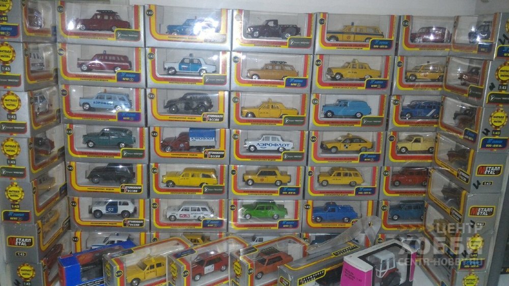 Типичная витрина модельного магазина в период (прим.) до 2014 года.