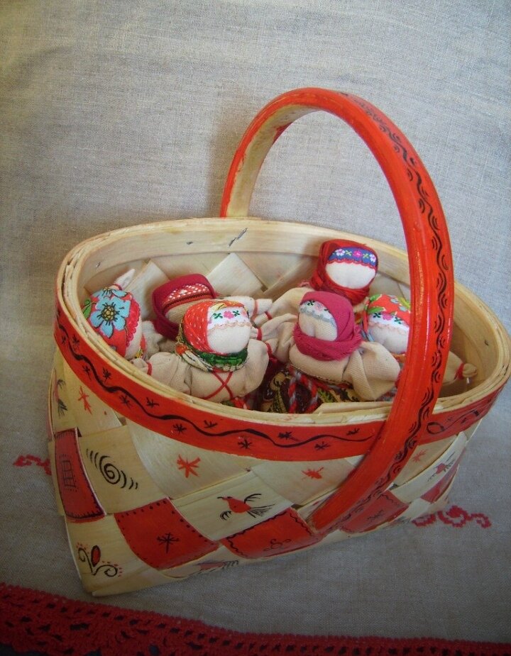 Игрушки – важнейшие предметы помощники в воспитании детей, а знания и навыки, приобретенные в детстве, мы используем всю жизнь. С помощью игрушки закладываются образы действия, поведения человека в обществе, через игру ребенок осваивает обычаи мира, мировоззрение общества, в котором он живет.
Значительную часть среди игрушек занимают куклы. Артефакты древних игрушек сохранились в музеях мира. Среди них встречаются и тряпичные куклы, куклы – деревянные столбики в тряпичной одежде. Среди исследований и описаний древнего быта, описание игр и игрушек встречается мало. Видимо, игрушка как таковая живет, пока она в игре, как только игра закончилась, ее можно оставить, и не имеет смысла ее хранить, особенно кукол из природных материалов, которые использовались в игре, само предназначение игровой куклы определяет и ее жизнь. Большей частью сохранились игрушки из глины и дерева, тряпичная, соломенная, льняная кукла практически не встречаются.
Однако в игре и игрушках есть отголоски обрядов, дети – хранители обрядов, до недавнего времени дети играли в игры и передавали их от старшим к младшим, таким образом, через игрушки передавалось знание. Дети играли во дворах, на дорогах, на огороде, на свадьбе. Чем больше дети играют, тем урожайнее год, счастливее и богаче жизнь семьи. Поговорка: «Кто в куклы не играл, тот счастья не видал», отражает важность игры. В семью новобрачная приезжала со своими куклами, приехавшую без кукол считали ущербной, ничему не обученной, не имеющей знаний и поддержки рода.
В современном мире игра переносится в виртуальную реальность. Ребенок не проживает важную часть взаимодействия с материальным миром, не ощущает в полной мере его красоту и плотность, то есть не имеет действительно образа мира. Не имея понятия об этом, он не может полноценно и счастливо прожить свою жизнь, не может принести и пользу обществу, реализовать свои способности и жизненные задачи.
Дети играли и играют всегда, только что сделанная игрушка в руках ребенка начинает играть, через игру можно познакомиться и создать мир с незнакомыми людьми. В игру шло все – травинки, цветы, дети строили шалашики из листьев, веток, палочка с камушком или пуговицей становилась куколкой. Дети обустраивали игровое пространство, мальчики охотно помогали его устраивать, девочки учились хозяйничать, совместная игра «в дом» позволяла набрать, отыграть, подготовить к будущей семейной жизни. Готовые игрушки с наборами мебели или различных предметов не могут дать такого разнообразия подручных материалов и разворачиванию воображения, для творчества.
В куклах сохранились основы, отражающие устройство мира, крестушка – крест, прибавление пространства на четыре стороны света. Столбушка – столбик - спеленатый предок, тело, которого разделено на трехчастный мир. Отражение древнейших знаний о мире, подсказки наследникам отражены в сказках.
Сохраняя и возрождая народную игрушку и куклу, мы возвращаемся к своим корням, извечному знанию, восстанавливая игру, мы развиваем чутье на то, что нужно нам для счастливой жизни.