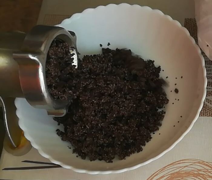 Измельчение отварного мака через мясорубку