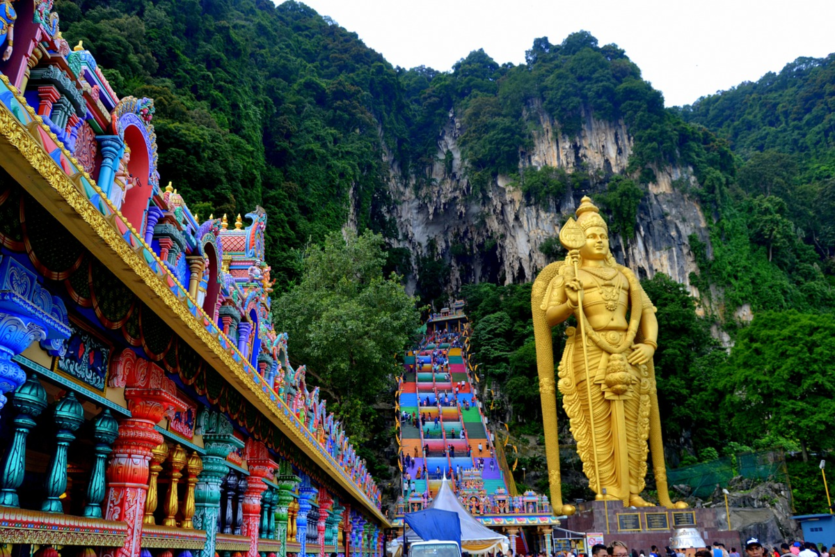 Лаос малайзия. Batu Caves Куала Лумпур. Хануман храм Куала-Лумпур. Пещерный храм Бату. Малайзия.. Бату Кейвс в Куала Лумпур.