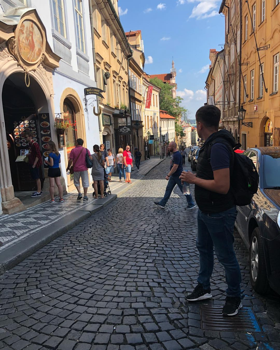 Сейчас я свободно передвигаюсь по миру. 