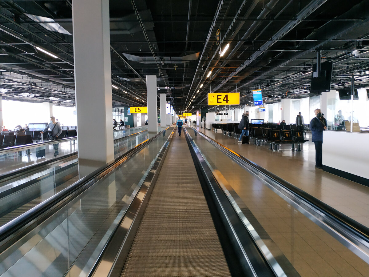 Терминал Е, обслуживающий рейсы "не шенгенского" направления