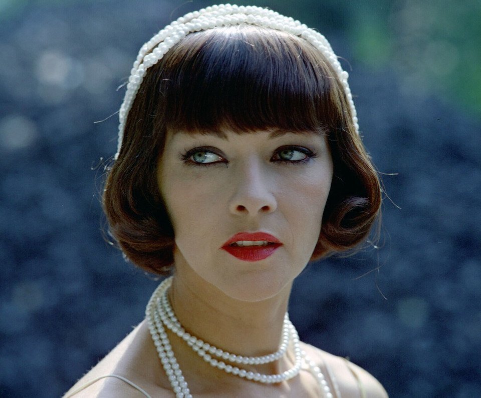 За роль Нади в легендарной советской комедии Эльдара Рязанова она получила Государственную премию СССР и в нашей стране мгновенно стала звездой.-3