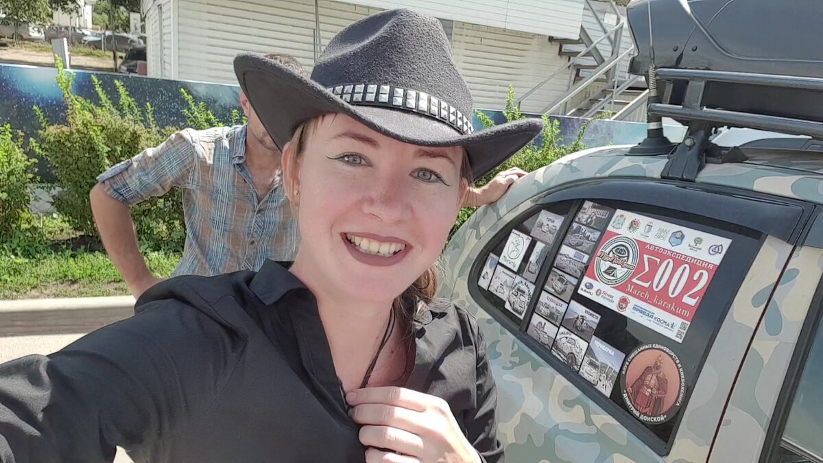 я))) в ковбойской шляпе