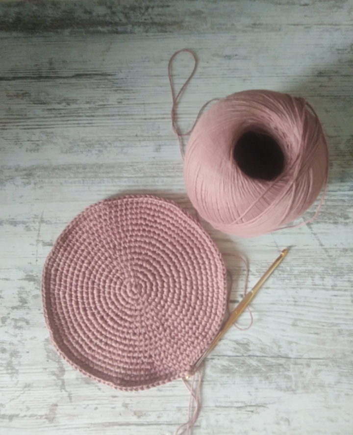 Не могу сказать что пряжа прям супер качественная. Эффект как будто б/у. Но она новая 