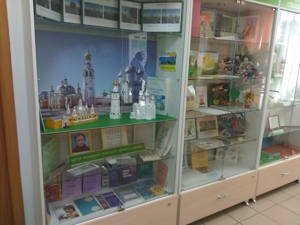 фото автора/в фое библиотеки