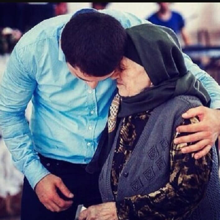 Сын плачет по отцу. Мама в Исламе. Исламские статусы. Мусульманин обнимает мать. Красивые статусы мусульманские.
