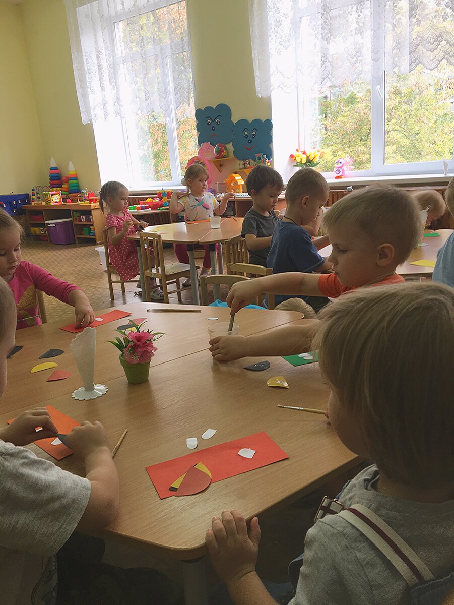 Дети занимаются аппликацией