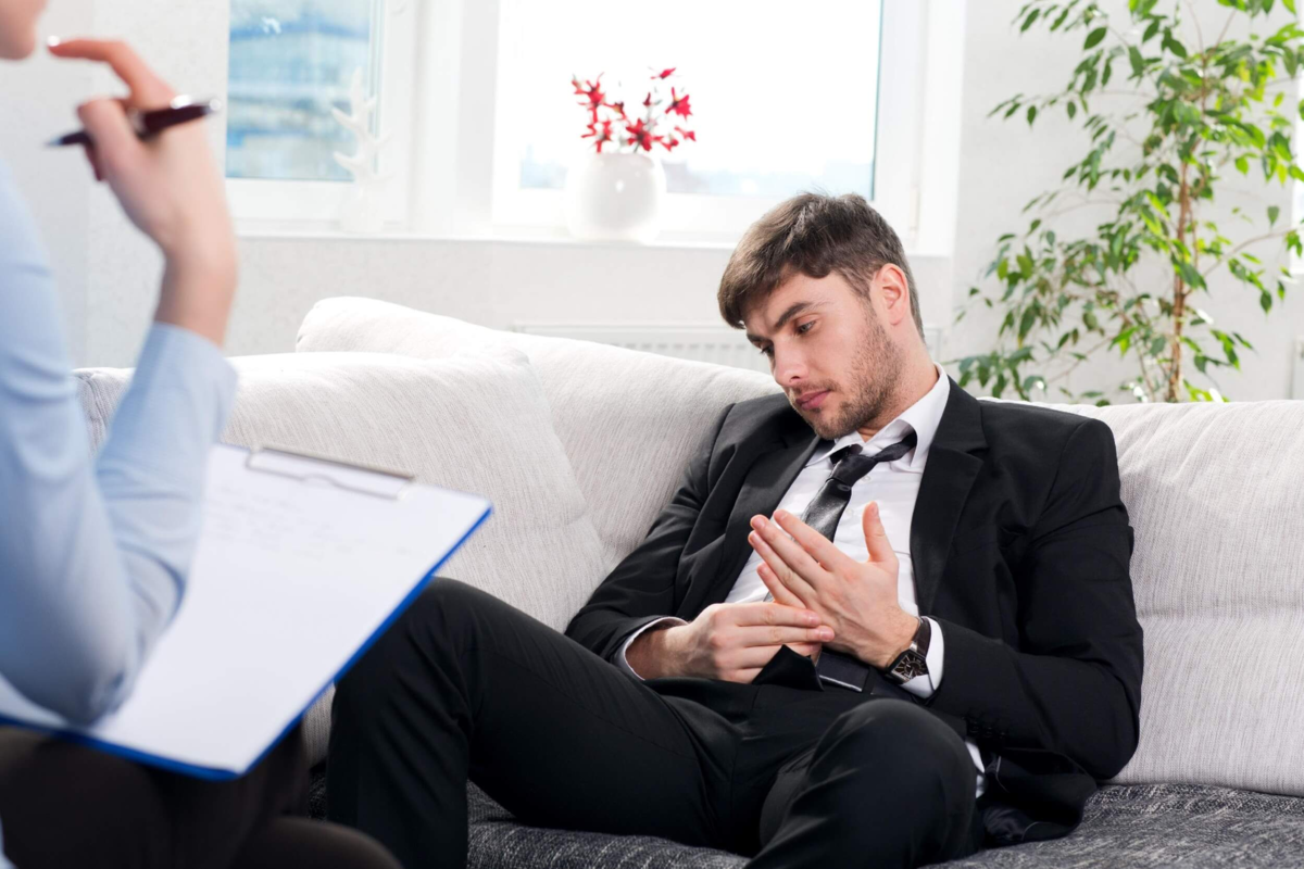 Человек у психотерапевта. Психотерапевт часов. Психотерапия взрослых. Психологическая реабилитация. Психолог мужчина.