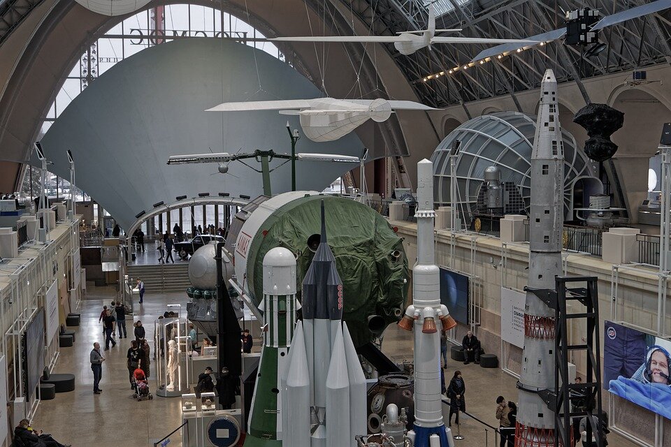 Фото главного входа на выставку. Источник фото - https://pixabay.com/