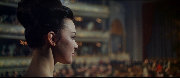 Людмила Савельева в роли Наташи Ростовой. Кадр из фильма. 