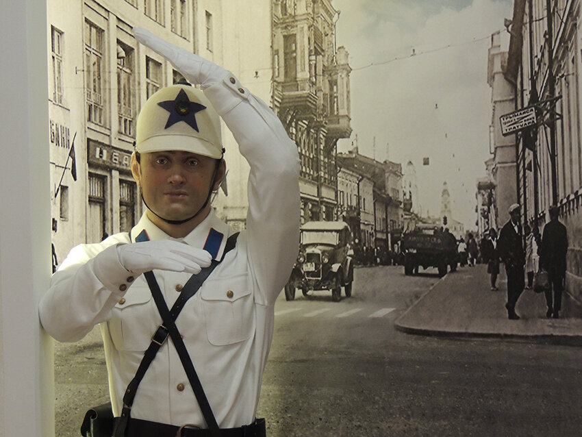 Менялись эпохи, менялись мундиры: регулировщик 1930-х годов прошлого века и будочник XIX века