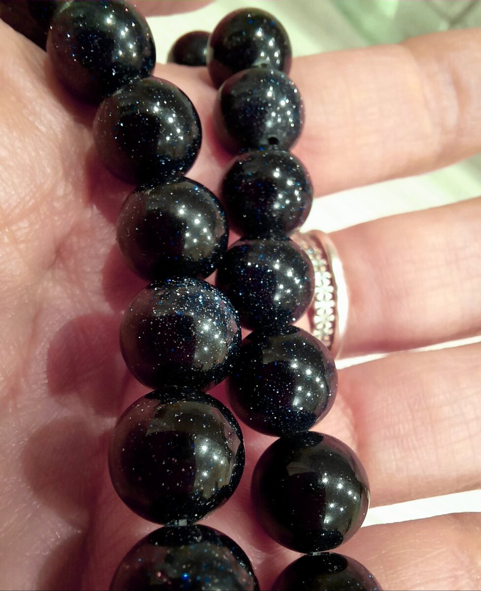Пришли темно-синие камни на браслеты.