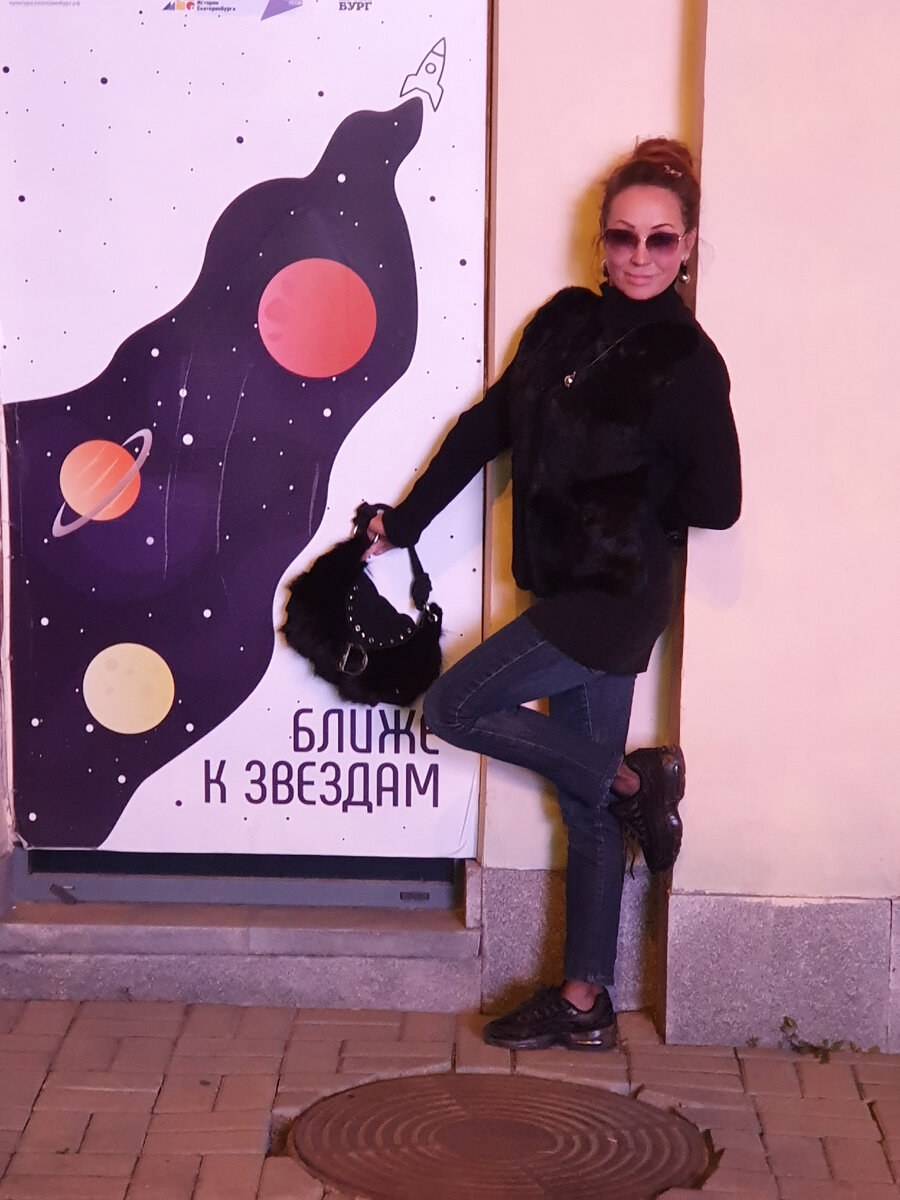 Ближе к звездам, полетим и судьбу их сиянием озарим, сила Вселенной нам дана, что б воплощадась в добрые дела!