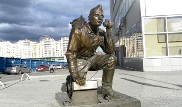 Памятник военному связисту.