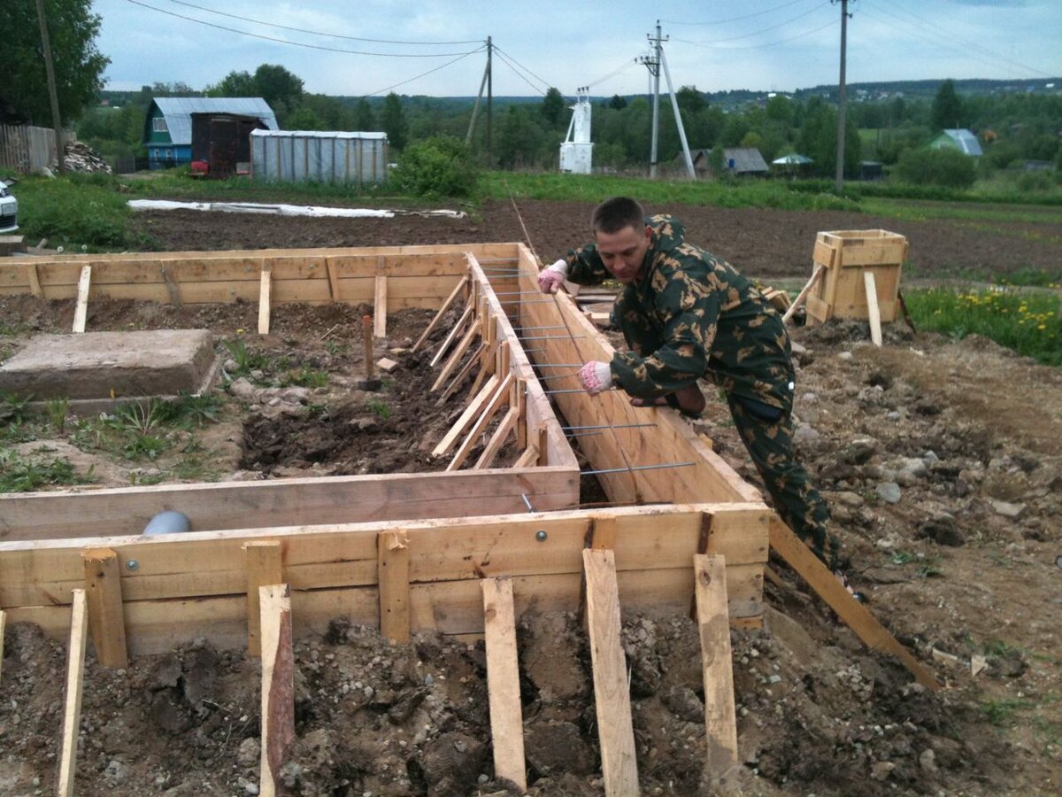 Фото: Валентин монтирует ленточный фундамент