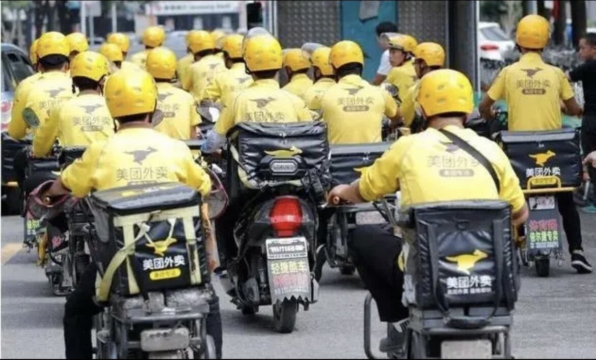 Курьеры во время рабочего дня. Фото взято из Baidu