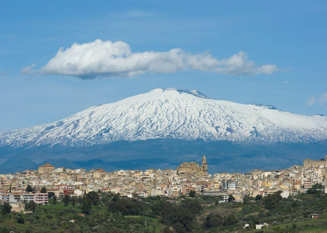 Действующий вулкан на сицилии. Вулкан Этна в Италии. Сицилия Италия вулкан Этна. Гора Этна Италия. Остров Сицилия вулкан Этна.