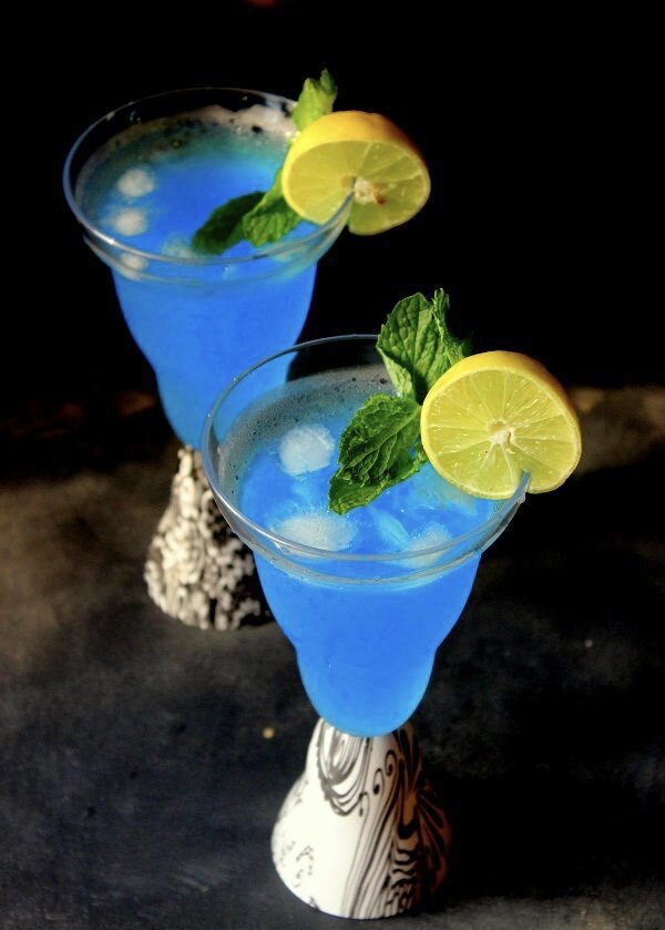 Коктейль алкогольный с сиропом голубая. Блю Кюрасао голубая Лагуна. Коктейль Блю голубая Лагуна. Голубая Лагуна коктейль синий Кюрасао. Голубая Лагуна iba коктейль.