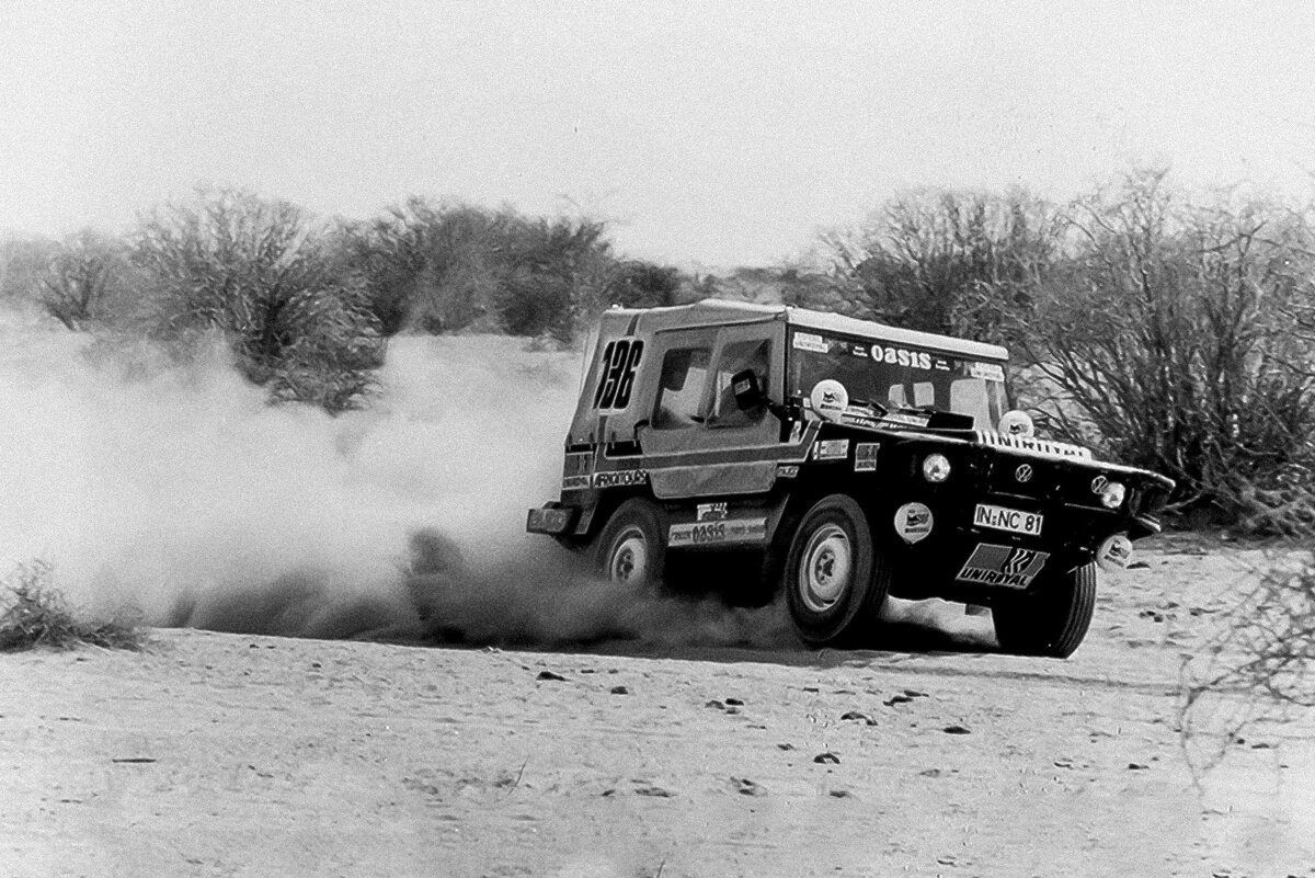    Военный Volkswagen Iltis рвется к победе в марафоне Париж-Дакар 1980 года. Найти полноприводную технику, пригодную для соревнований, даже в начале восьмидесятых было непросто